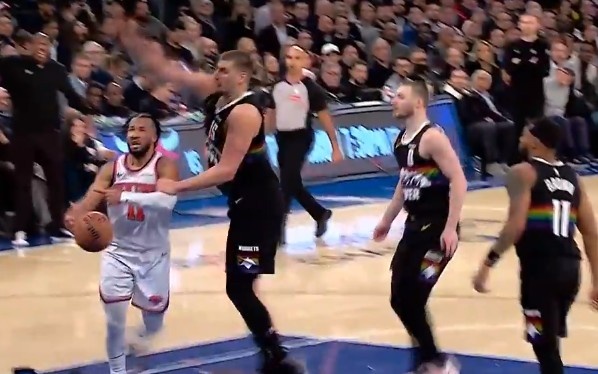 开云体育下载-布伦森突破被约基奇连拉带拽放倒在地 裁判回看没有升级犯规